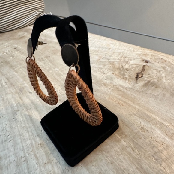 Amazon Natural Tan Woven Teardrop Earrings with Metal Accents Vacation Beach - Picture 4 of 4